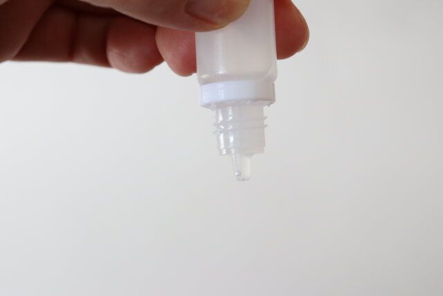 ダイソーのドロップ容器は柔らかい素材で押すだけで中身が出る