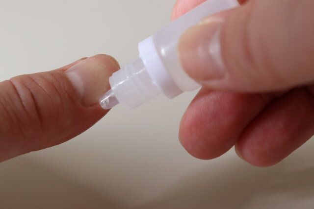 ダイソーのドロップ容器でネイルケアする様子