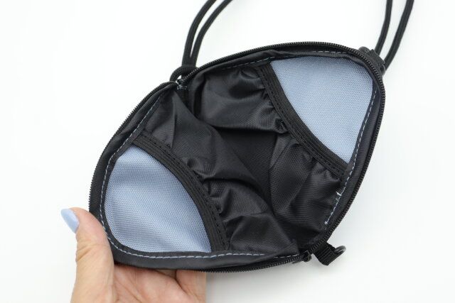 ダイソーのショルダー付トライアングルミニポーチの中身