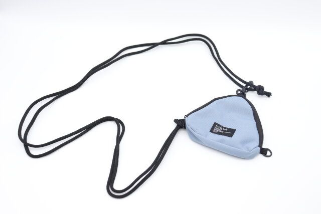 ダイソーのミニサイズなショルダー付トライアングルミニポーチ