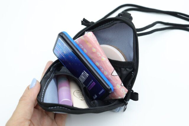 ダイソーの意外と入るショルダー付トライアングルミニポーチ