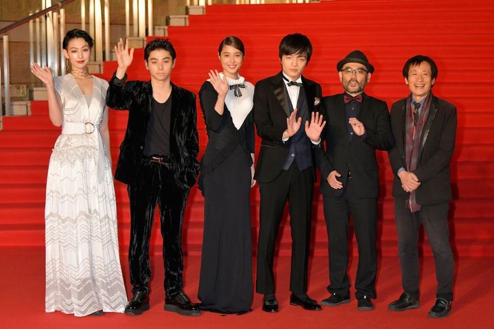 東京国際映画祭のレッドカーペットに登場した映画『銃』の（左から）日南響子、村上虹郎、広瀬アリス、岡山天音、武正晴監督、奥山和由、2018年10月25日