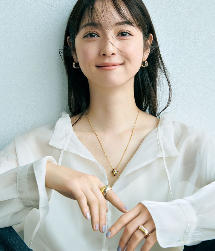 カルティエ】佐々木希さんがつけこなす、大人の「憧れ名品