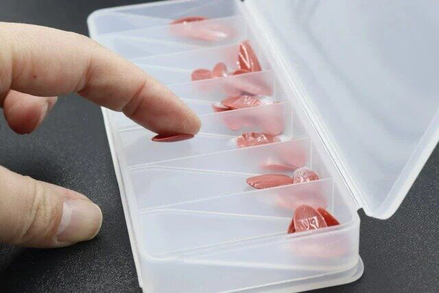 ダイソー ネイルが長い人もとりだしやすい アクセサリーケース（14マス）