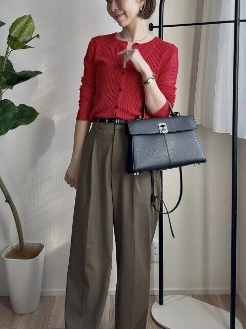 ユニクロタックワイドパンツオリーブ赤トップスコーデ