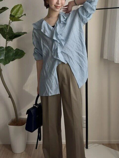 ユニクロタックワイドパンツオリーブブルーブラウスコーデ