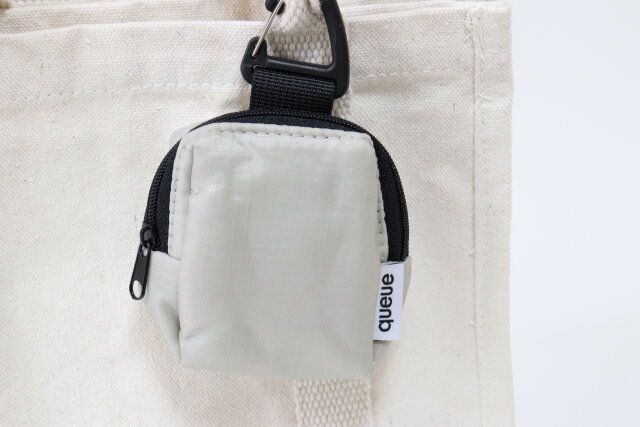 セリア スモールポーチ 三角形のカラビナ 使用例