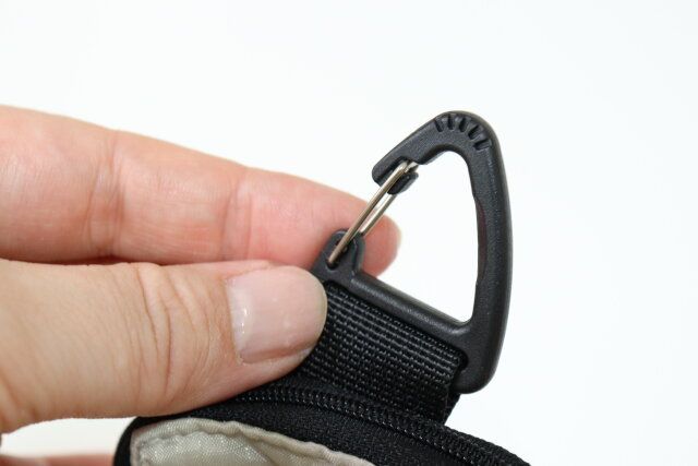 セリア スモールポーチ 三角形のカラビナ