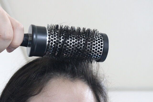 ロールヘアブラシ（24.3cm×6cm） 使用例