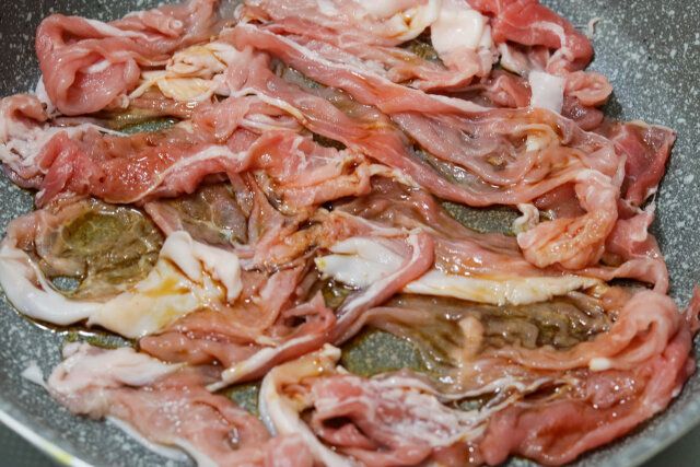 下味用のにんにく、しょうゆ、酒を入れ、指で軽くなじませる。