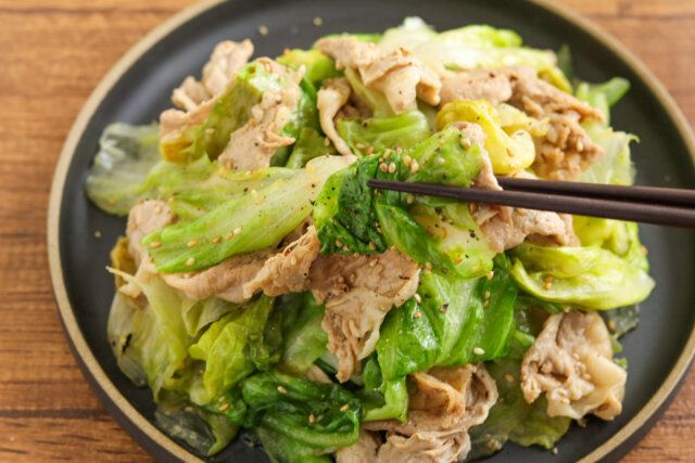 豚とレタスのうまみ蒸し お箸でつまむ