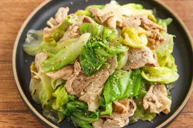 豚とレタスのうまみ蒸し 黒こしょうをかける