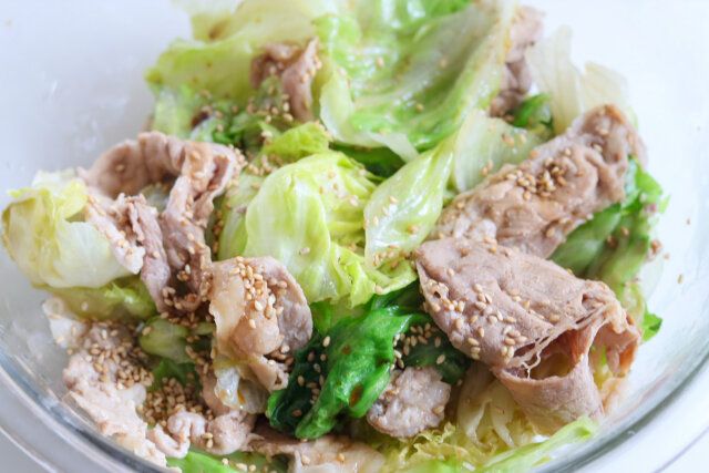 味付け用のしょうゆ、ごま油、白いりごまを加えて和える。