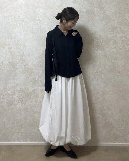 gu値下げバブルヘムミディスカートモノトーンコーデ