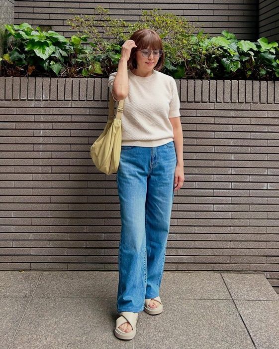 UNIQLO and COMPTOIR DES COTONNIERSのオフホワイトの「コットンポップコーンクルーセーター」×ストレートジーンズ