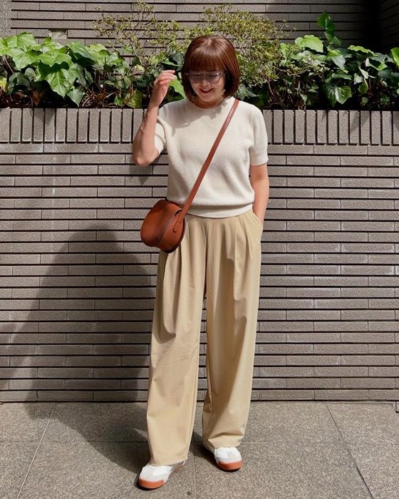 UNIQLO and COMPTOIR DES COTONNIERSのオフホワイトの「コットンポップコーンクルーセーター」×ウルトラストレッチアクティブワイドパンツ