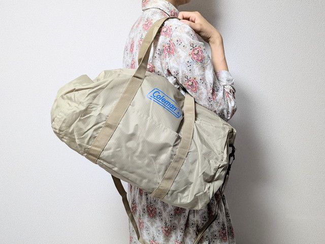 コールマンボストンバッグ肩掛けしたところ