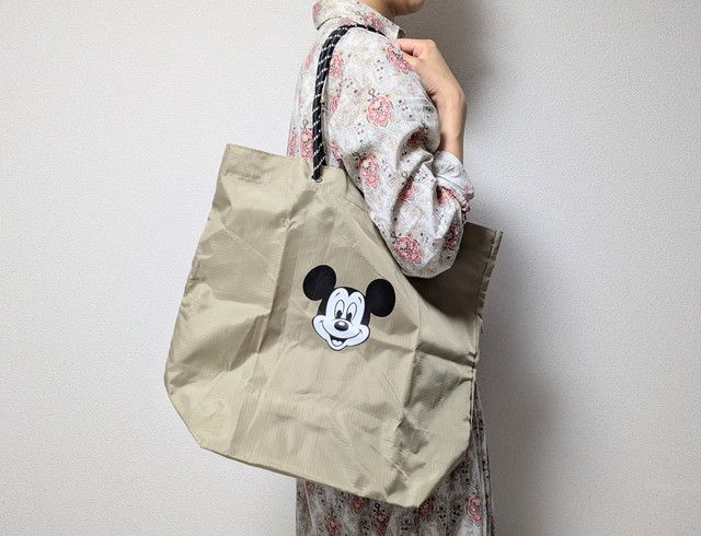 ミッキーマウストートバッグ持ったところ