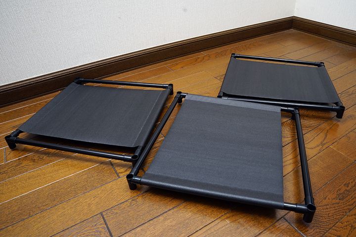 最初の棚板（棚布）部分を3つ組み立てます。棚布にテンションをかける必要があるので、組み立て時に指などを挟まないように注意してください。