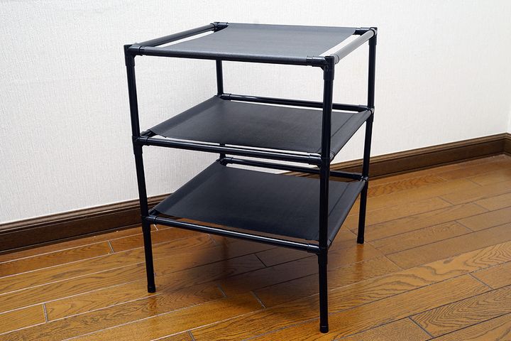 本体下部の棚部分を積み重ねるように組み上げます。脚キャップも忘れずに取り付け、各ジョイントの向きにも留意してください。