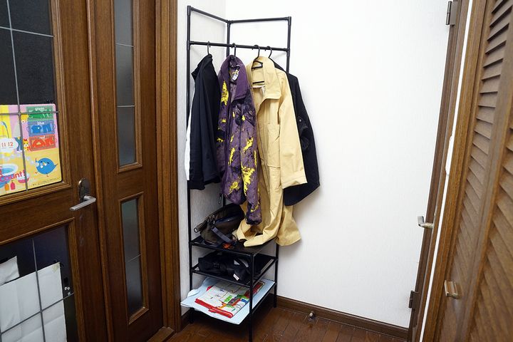 春物と夏物が混在しているので、もしかしたら、すでにハンガーの重量オーバーかもしれません。それでも重量を気にするので、比較的スッキリと収納できています。