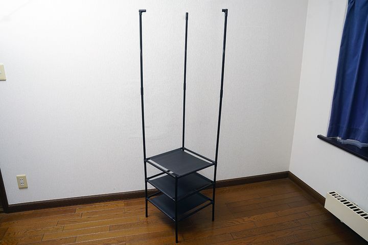 長いパイプを組み上げて、ハンガー部分を作っていきます。細長いですが、一般的に身長を超える高さになっていきます。