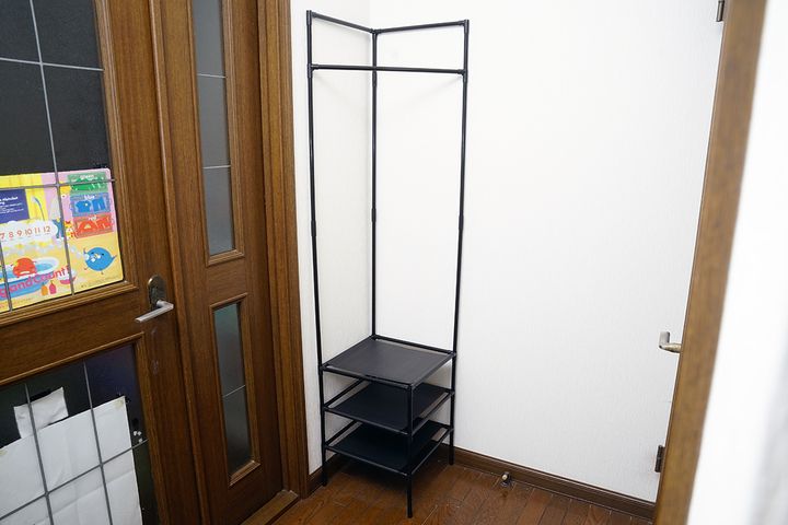 「マルチハンガー」を置いていた位置に「コーナーハンガー 3段」を設置してみました。高さはありますが、横幅はかなり小さくなりました。