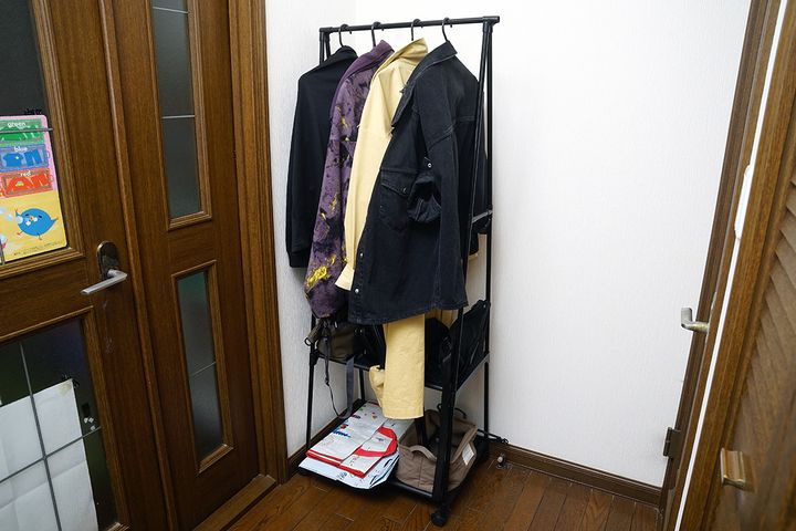 実は我が家の玄関スペースには、すでにキャンドゥ家具の「マルチハンガー」が置いてありました。しかし、少し圧迫感があるのです