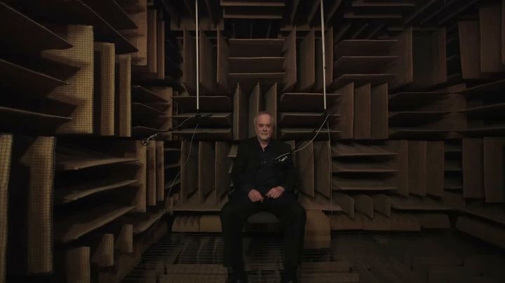 無教室内にいるオーフィールド研究所の代表のスティーブン・J・オーフィールド氏