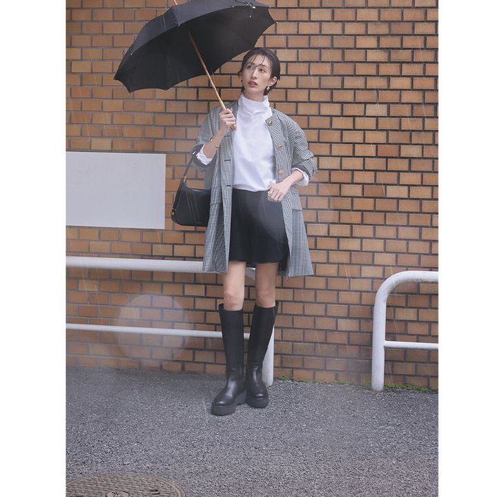 ミニ丈と好バランスなロングブーツで雨の日オシャレが完成