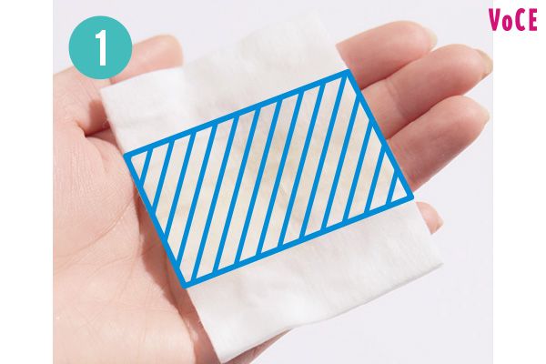 コットンにリムーバーをたっぷりなじませる