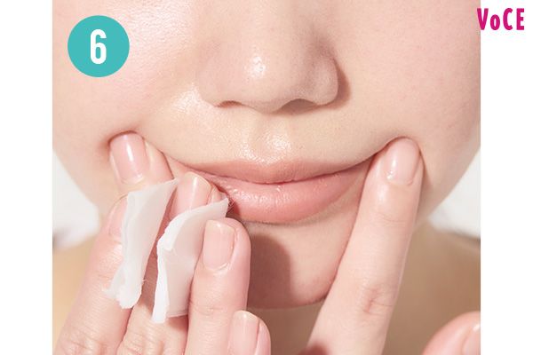 唇は両端を引っ張りテンションをかけてメイクオフ