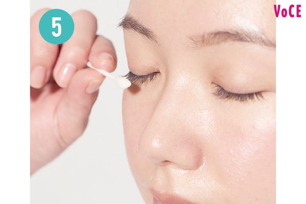 リムーバーを含ませた綿棒でマスカラに対処