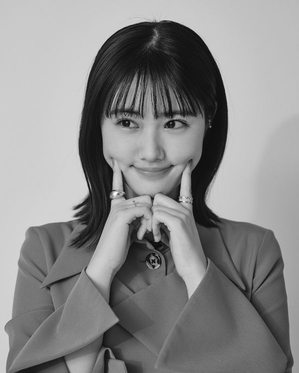 はら・なのか 2003年8月26日生まれ、東京都出身。’09年より芸能活動をスタートさせる。『おはスタ』の出演などを経て、’22年公開の映画『すずめの戸締まり』で第18回声優アワード新人声優賞を受賞。現在、NHK連続テレビ小説『あんぱん』にヒロインの妹役で出演中。映画『不思議の国でアリスと‐Dive in Wonderland－』が8月29日全国公開。