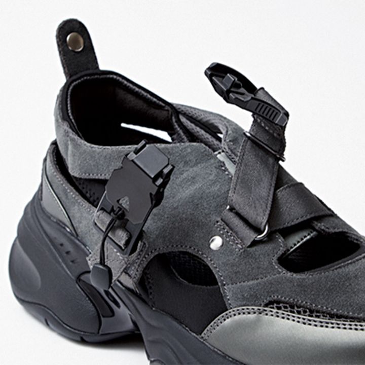 OAOのスニーカーサンダルはマグネット式バックルでワンタッチで着脱可能