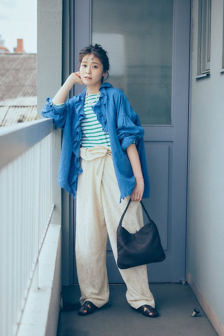 ボーダートップスと合わせてレースをラフに楽しむ