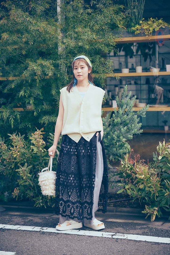 きれいめスラックスにレースを巻いて鮮度高く