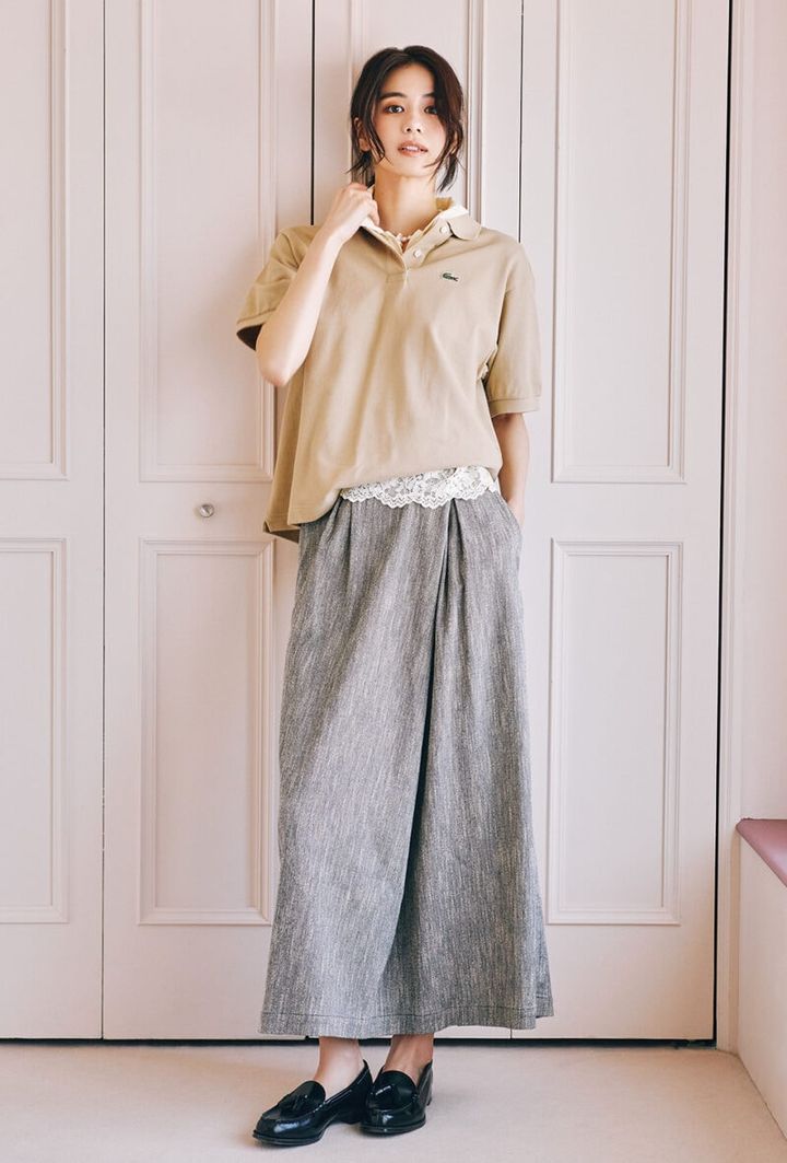 メンズライクなポロの中にレーストップスを仕込んで、旬のロマンティックなムードをプラス。襟元も重ねつつ、広く開けることで抜け感ポイントになる。別注ポロ￥18,700（ラコステ for ビームス ボーイ／ビームス 銀座） 中に着たレースポロ￥5,290（ザラ／ザラ カスタマーサービス） スカート￥41,800（フミエタナカ／ドール） ネックレス￥26,400（プラウ） ローファー￥9,130（ハルタ）