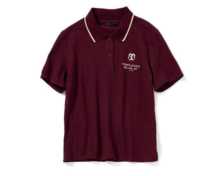 襟元のグリーンラインや胸元の刺繍が遊び心たっぷりなバーガンディポロ。￥4,390（ザラ／ザラ カスタマーサービス）