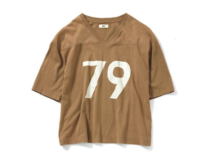 絶妙に鎖骨が覗くＶ開きで女っぽさも醸し出すフットボールT。肌当たりのいいコットン100％。￥17,600（ウーア）