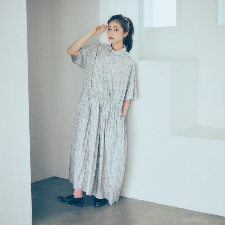 薄グレーのリバティ柄がやさしくもモダンな表情