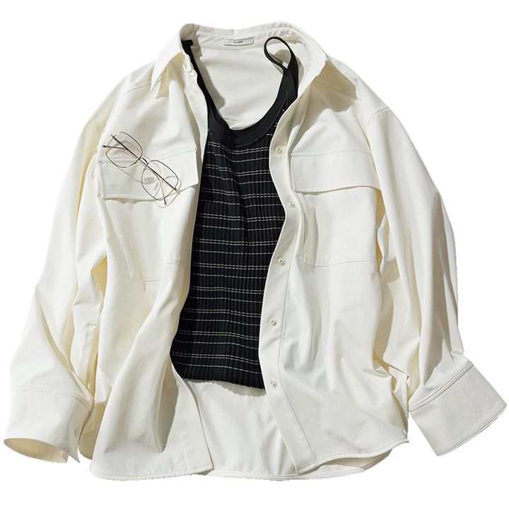 黒地に細ボーダーのタンクトップにクラネの白シャツを羽織ってメタルフレームのメガネを合わせたコーデ