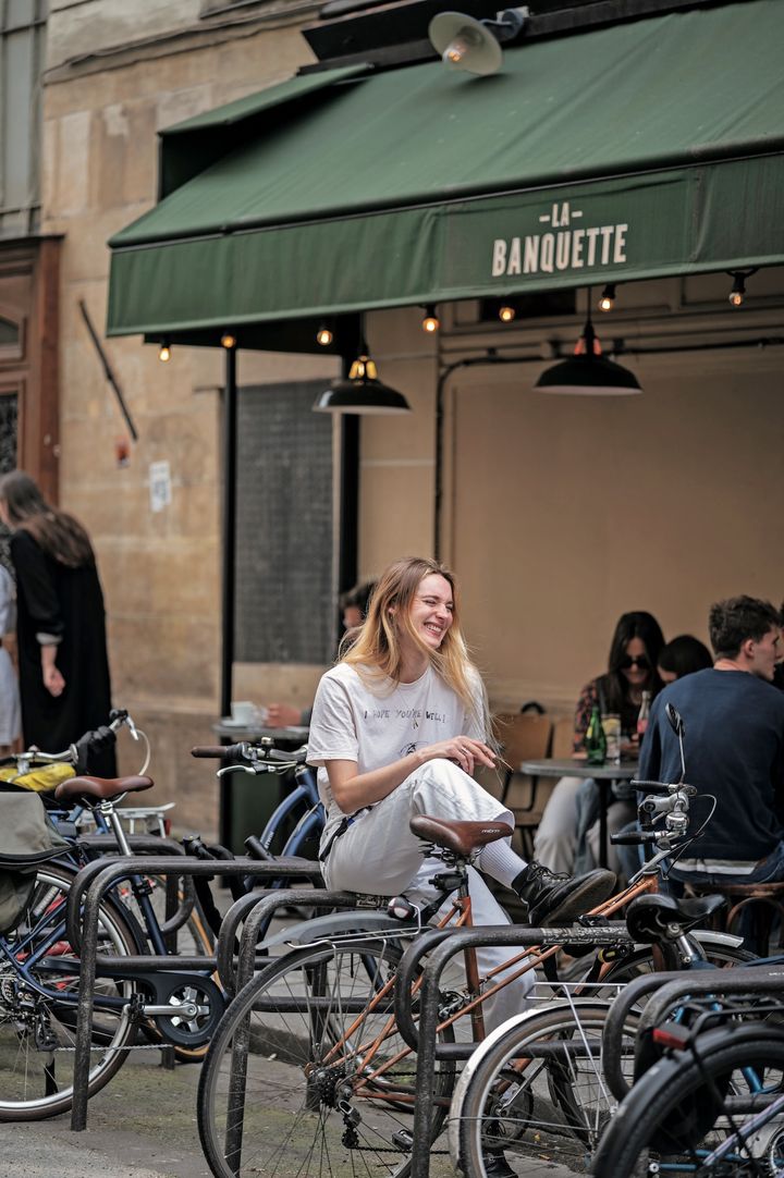 デニム、ボーダー、レザーシューズ…定番のアイテムを使ったおしゃれコーデが満載！【パリジェンヌの一週間コーデ】