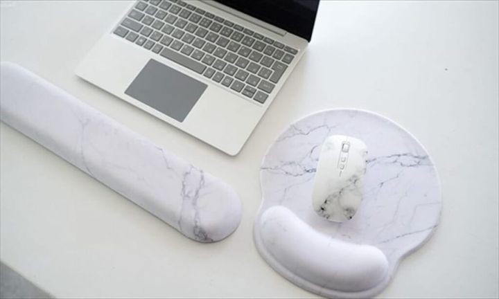 和をまとう大理石柄ワイヤレスマウスとパームレスト