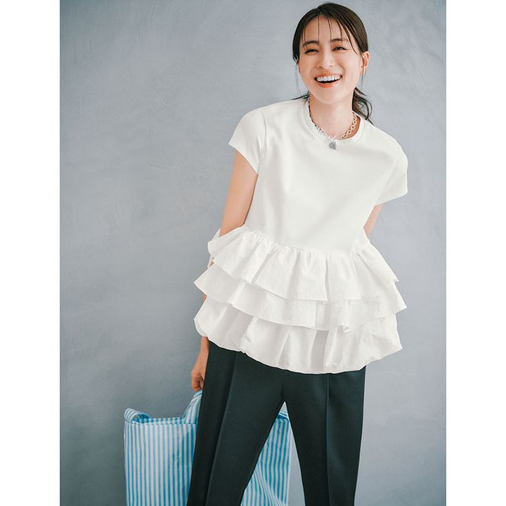 フリル付きTシャツとパンツのコーデ