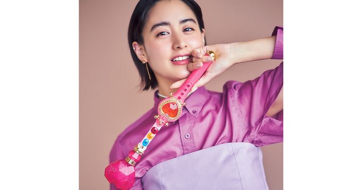 アニメのステッキを持った山本美月さん