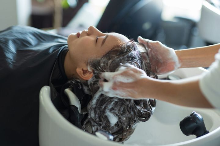美容室でシャンプーをしてもらうときについやりがちなNG行為とは？（画像はイメージ）