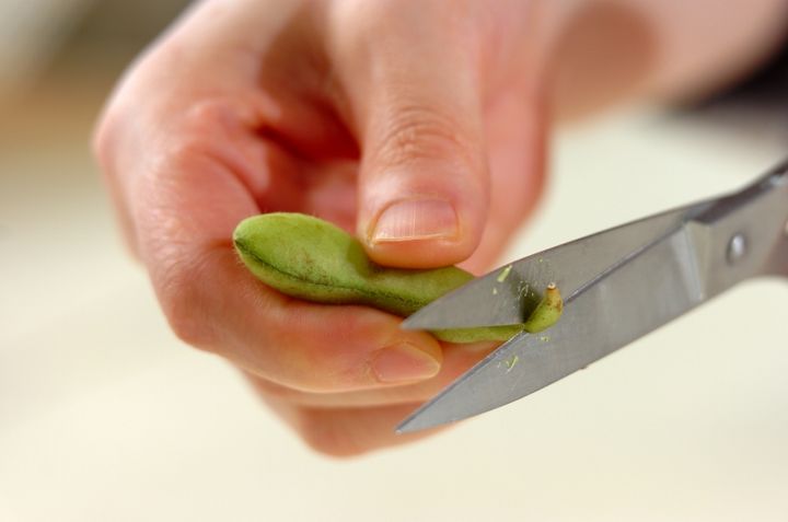 枝豆のニンニクしょうゆ煮の下準備1