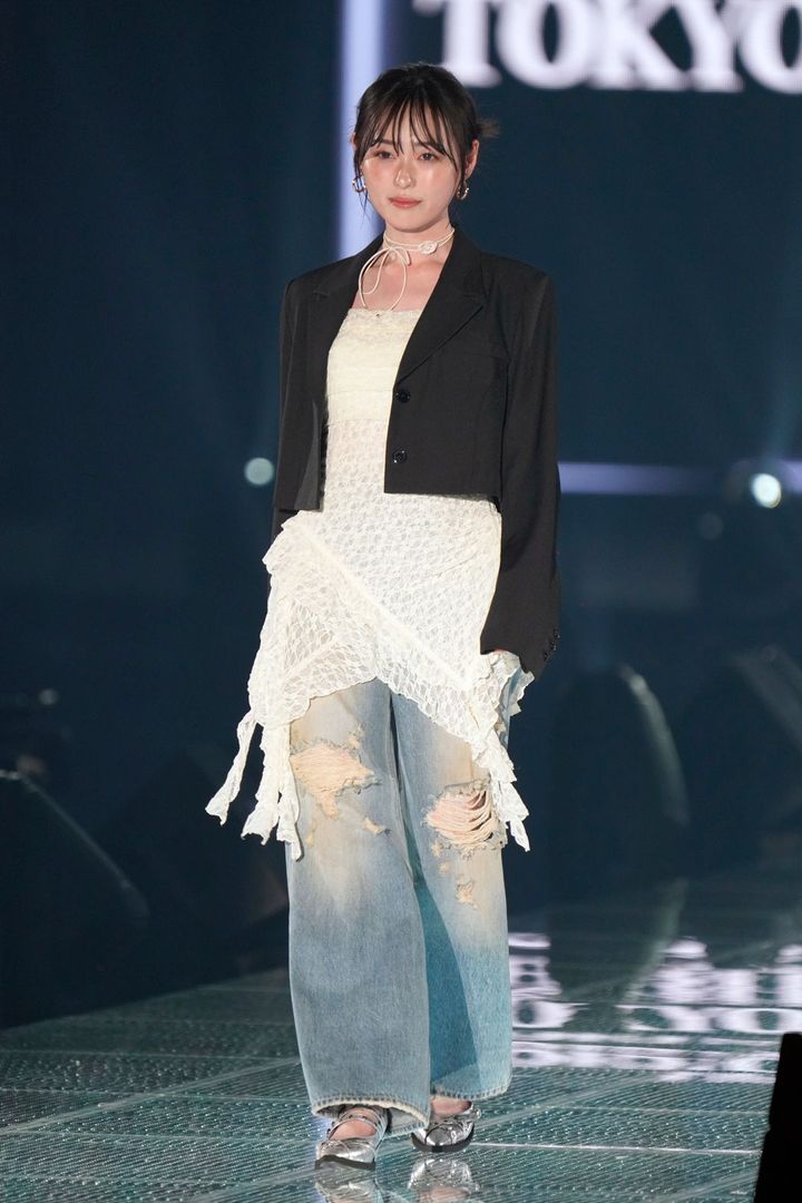 「第40回東京ガールズコレクション 2025S／S」のランウェイを歩く福原遥さん＝2025年3月1日、東京都渋谷区の代々木第一体育館