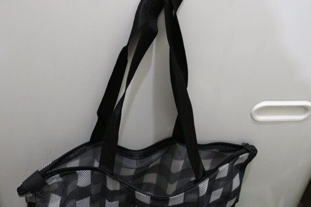 ダイソー そのまま洗えるトラベルトートバッグ（ギンガムチェック） 持ち手